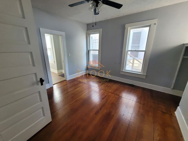 Building Photo - LARGE DOWNTOWN HOME WITH LARGER THAN AVERA...