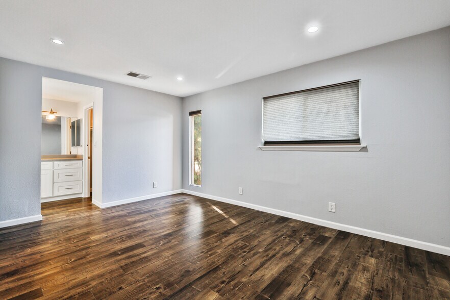 Building Photo - 2702 College Ln