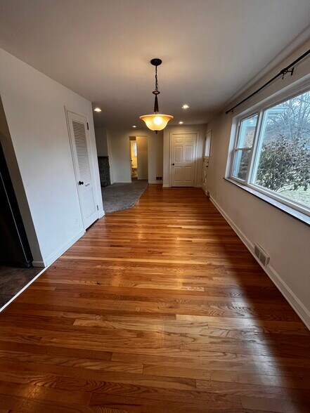 Building Photo - 137 Wrenwood Ln