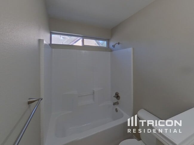 Building Photo - 16050 SW Loon Dr