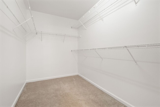 Building Photo - Spacious 5-Bedroom Home with Screened Porch and Office