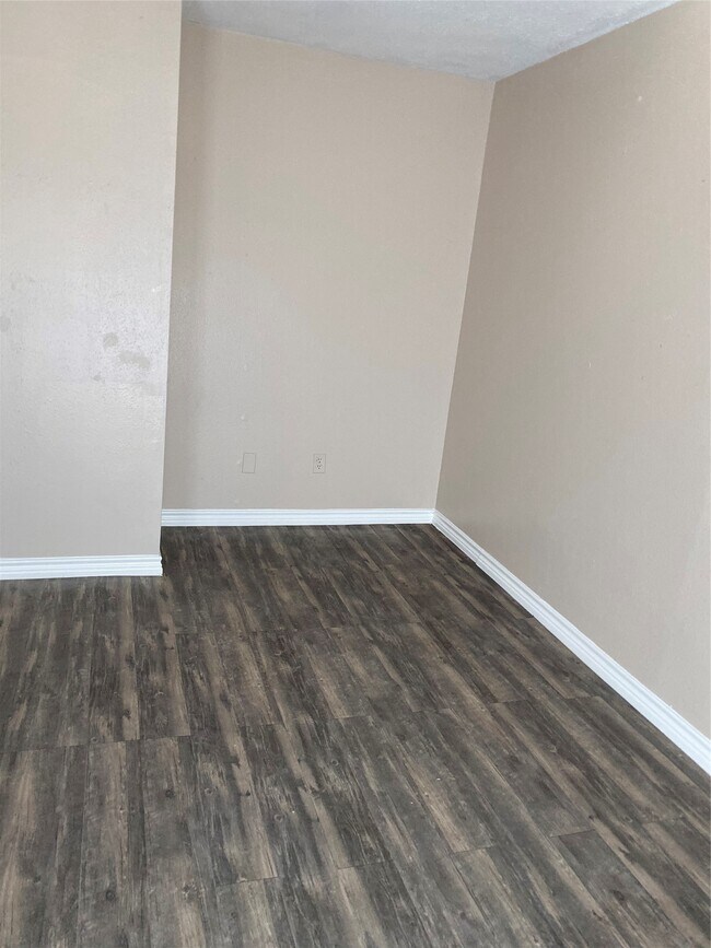 Building Photo - 7952 Grove Ridge Dr