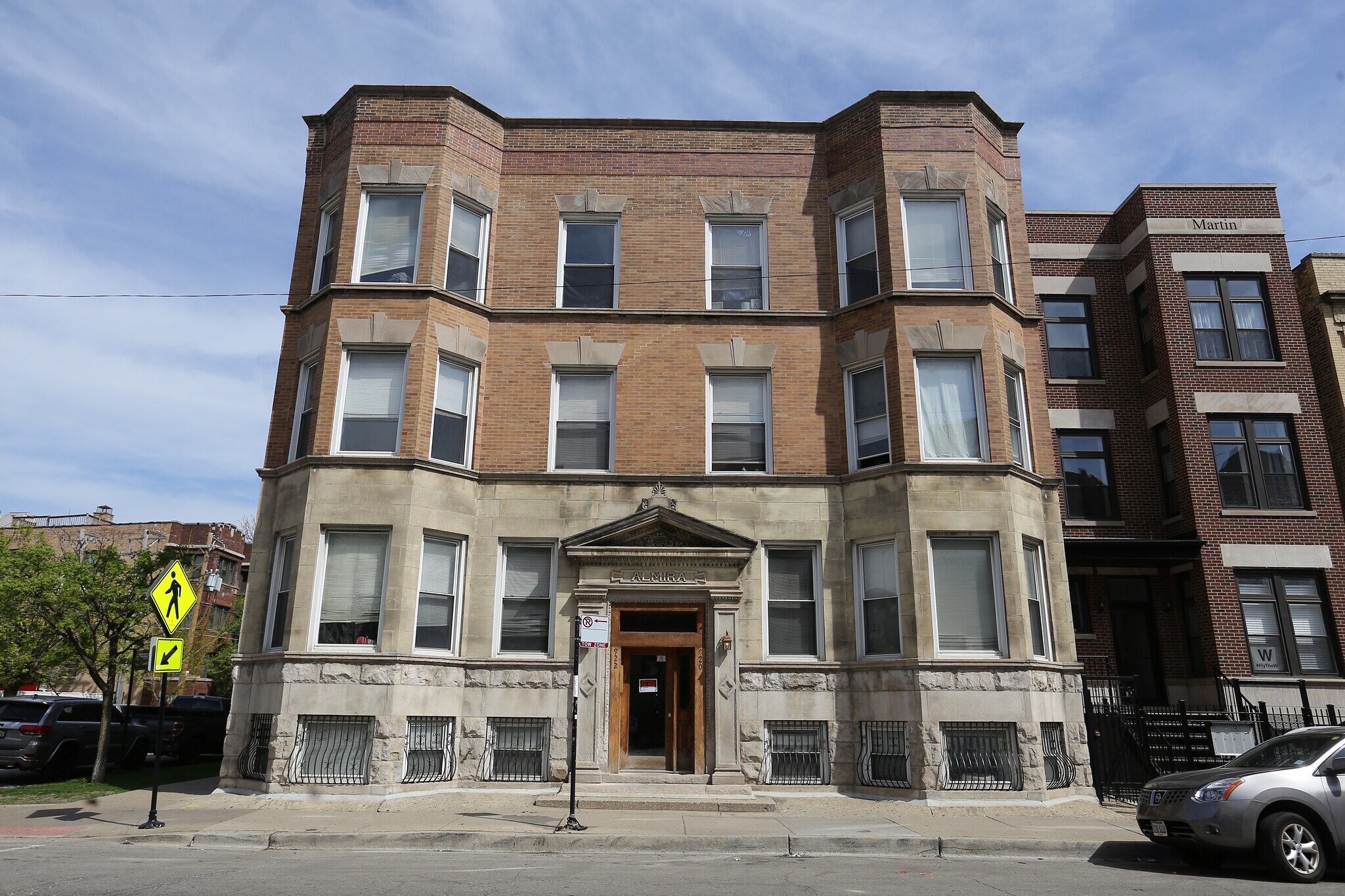 Building Photo - 922 W Addison St