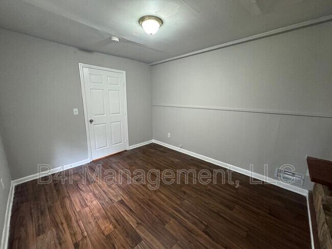 Building Photo - 454 Clara Dr