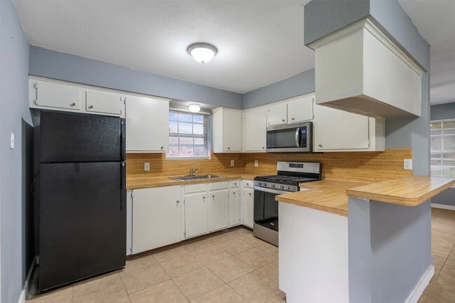 Building Photo - 1204 Crescent Blvd