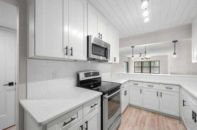 Building Photo - 6175 S Mirror Lake Dr