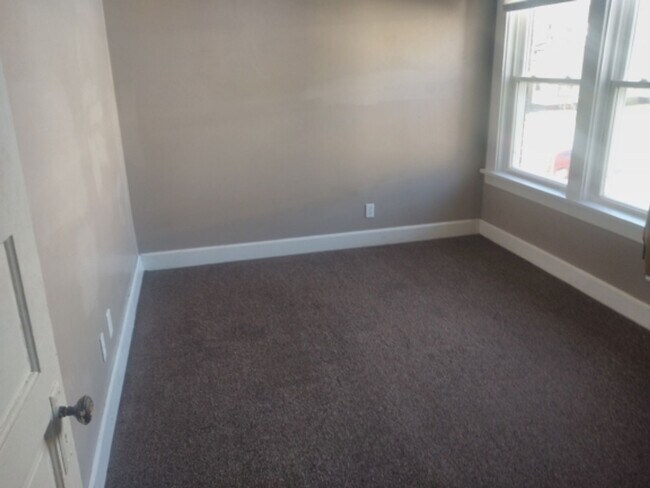 Building Photo - 1133-1135 N Main St