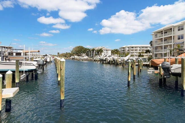 Building Photo - 315 Bay Colony Dr N