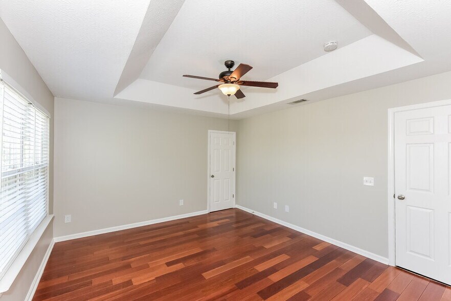 Building Photo - 1910 Lawndale Dr