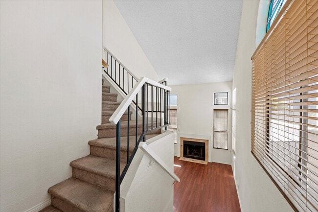 Building Photo - Centrally located Townhome/Fenced Yard