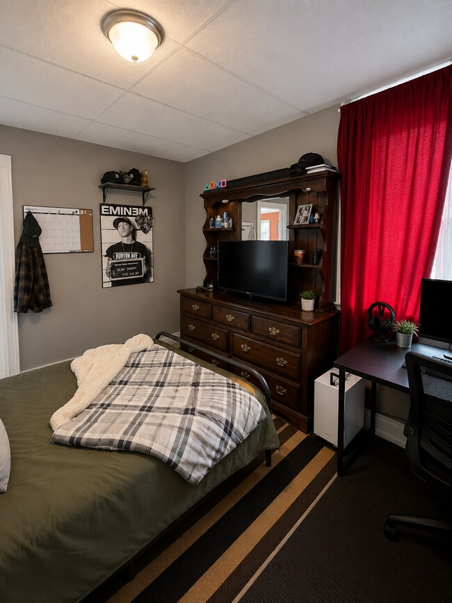 Building Photo - AVAILABLE Immediately - 2 BED 1 BATH