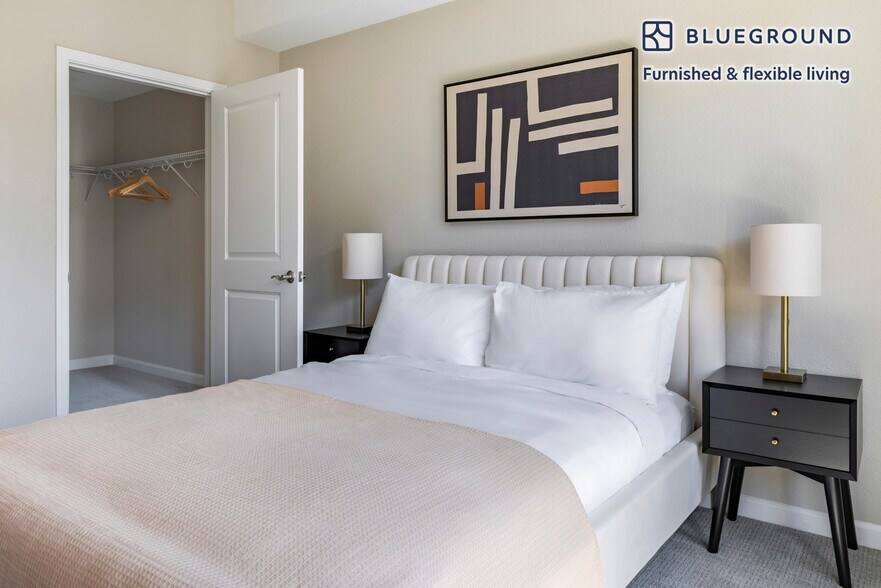 Building Photo - 5684 Bay St