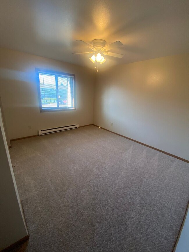 Building Photo - Private Entry Upper 2 Bedroom Apartment!