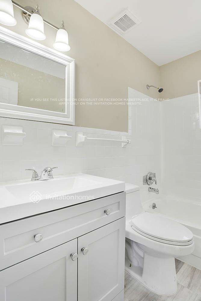 Building Photo - 3213 Sutton Dr