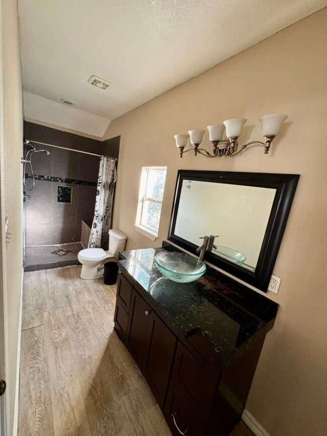 Building Photo - 915 Rosario St