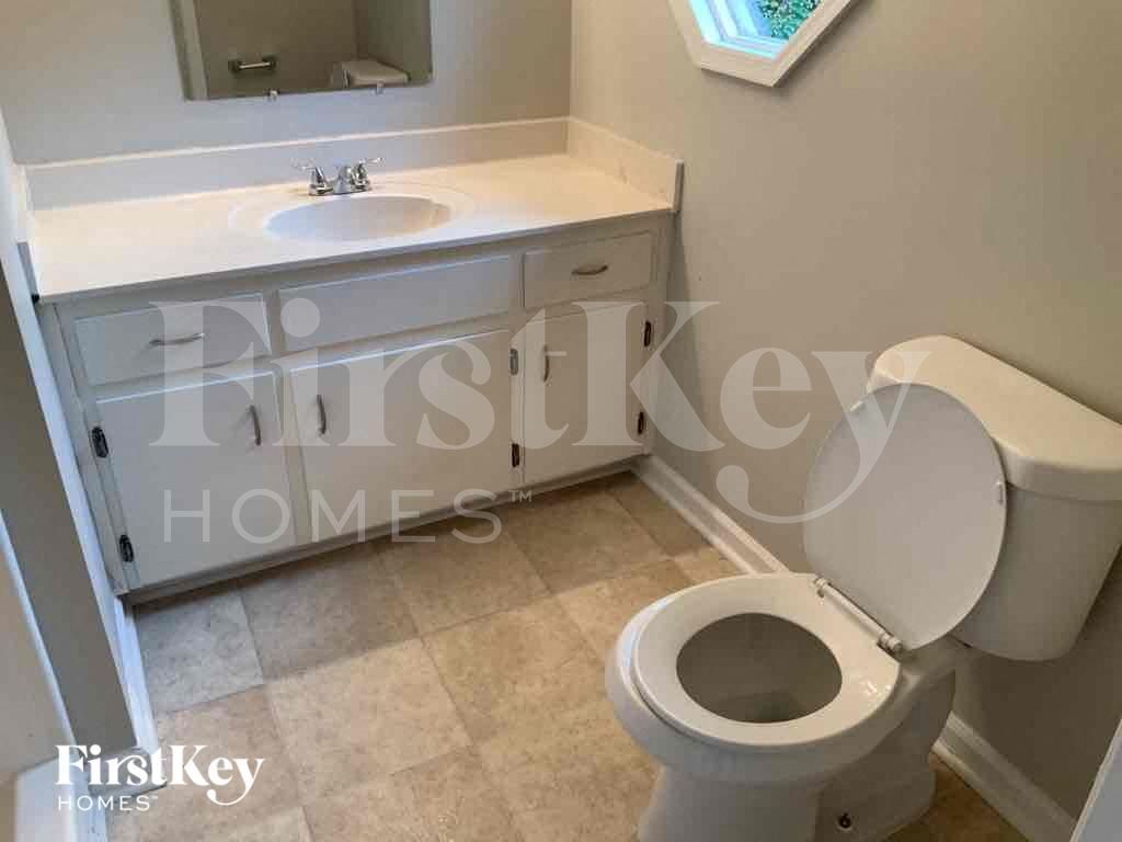 Building Photo - 990 Green Valley Dr NW