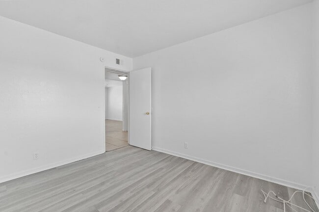 Building Photo - Charming 2-Bedroom Unit! *** $500 off Firs...