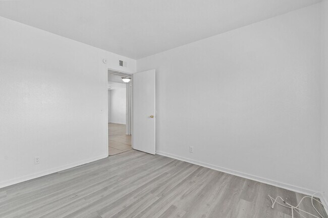 Building Photo - Charming 2-Bedroom Unit!