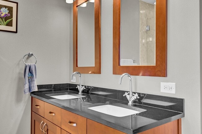 Building Photo - Fully Furnished 2 Bedroom 2 Bath High Rise with Strip Views