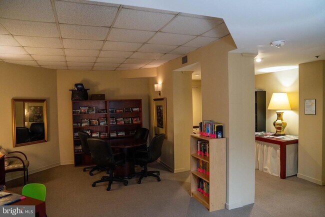 Building Photo - 1600 N Oak St