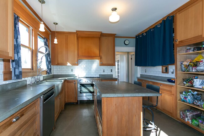 Kitchen - 718 NE Dekum St