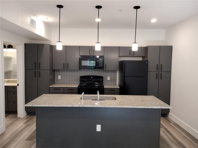 Building Photo - 944 N Willis Ave