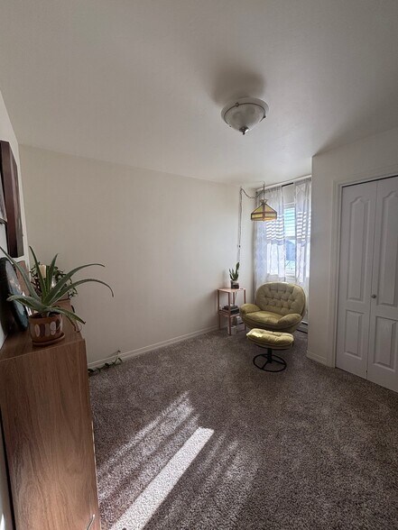 Building Photo - 58 E Cross Town Ct
