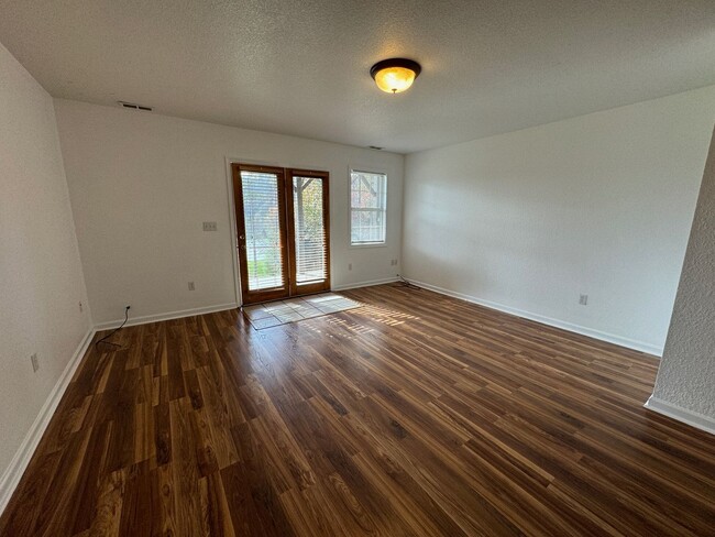 Building Photo - Candler - Two Bedroom Apt Ready for Occupa...