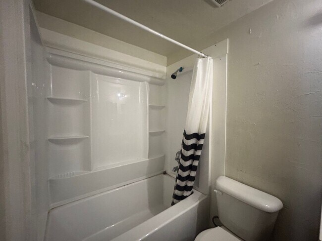 Building Photo - Cozy 2/1.5 with parking