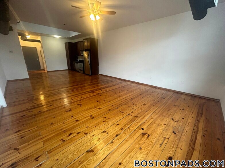 Building Photo - 600 Columbia Rd