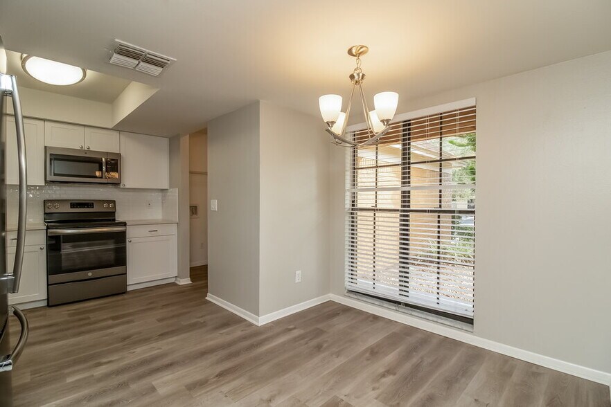 Building Photo - 831 Sunridge Point Dr