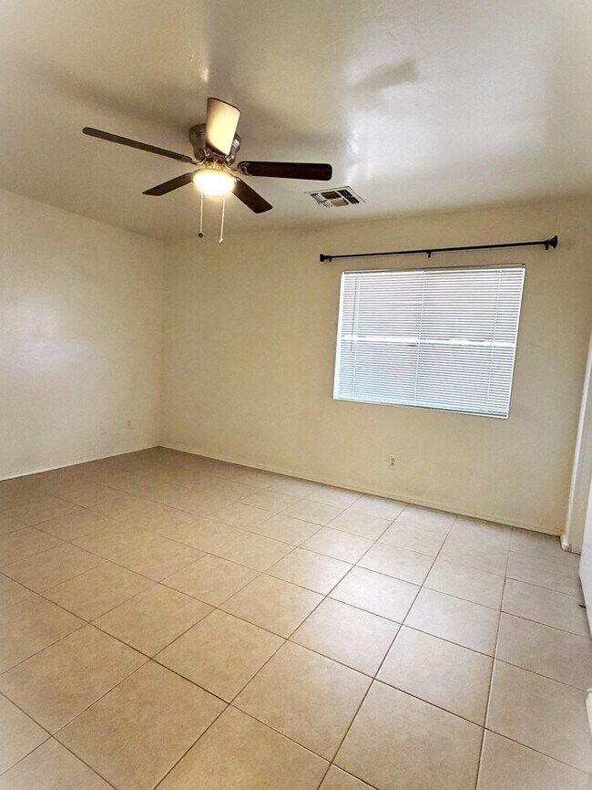 Building Photo - Cute 3-bedroom 2-bathroom home