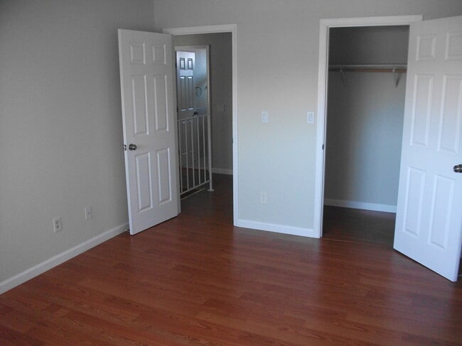 Building Photo - 4 bedroom home/ 2.5 Bath Single Family Hom...