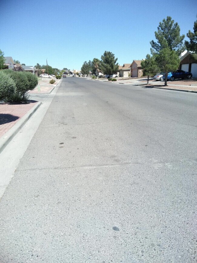 Building Photo - Nice cozy home