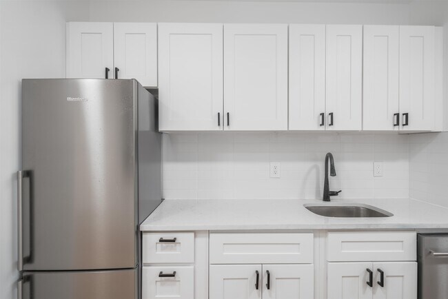 Building Photo - 500 Monroe St