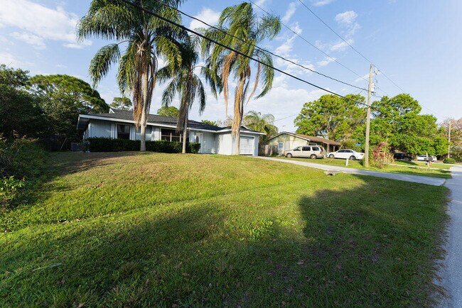 Building Photo - 1181 SW Sarto Ln
