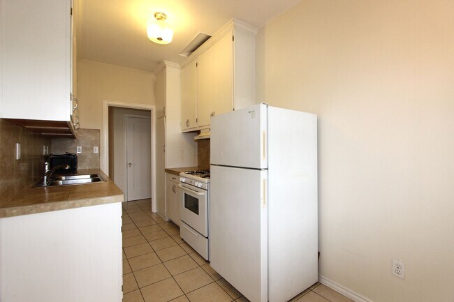Building Photo - Gorgeous 2 bedroom 1 bathroom downstairs apartment available May 1, 2026 with a MOVE IN SPECIAL