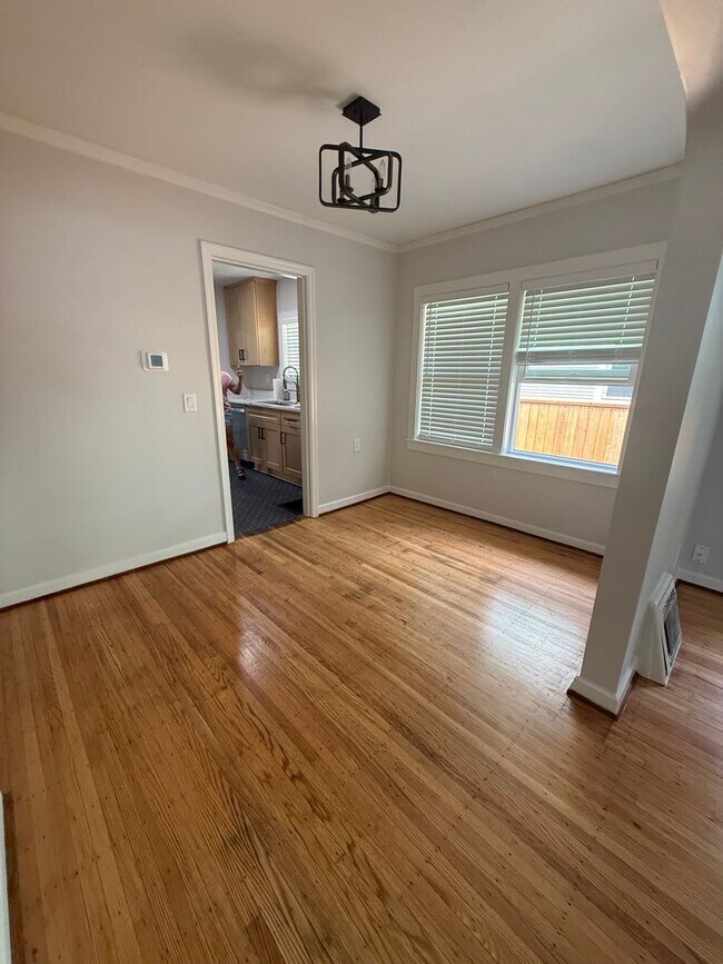 Building Photo - Beautiful Remodel to this Charming Portland Cottage near Division!