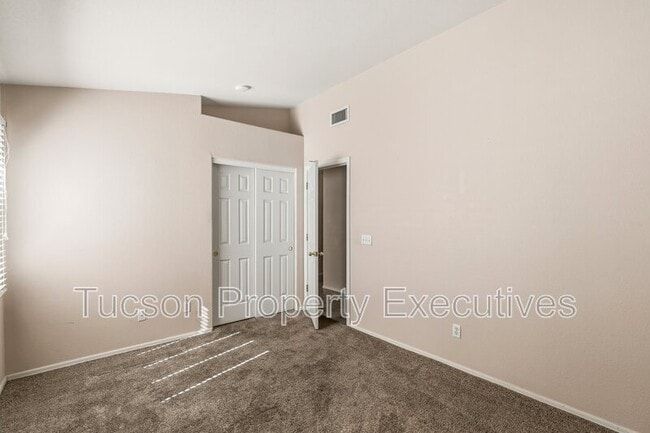 Building Photo - 13256 N Hammerstone Ln