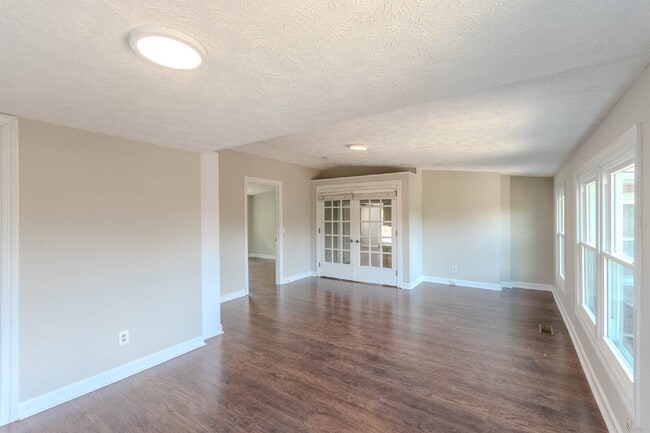 Building Photo - 6 Bedrooms!!!!! 4 Baths! 2 kitchens!  Donelson Area