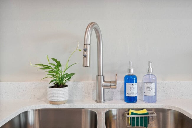 Building Photo - 16601 N Parkview Pl