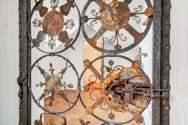 Building Photo - 2881 Observatory Ave