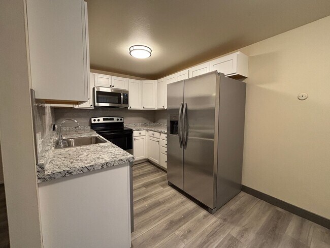 Building Photo - Large 2 bedroom apartment! Backs to Cheesman Park! One parking space in garage!