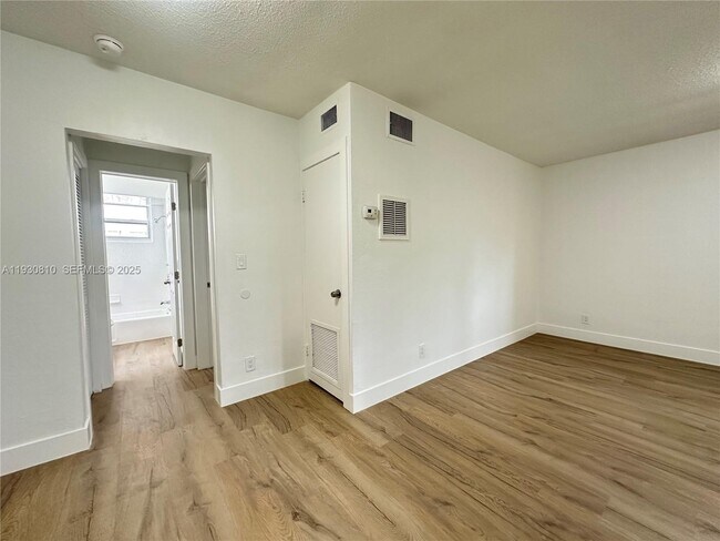 Building Photo - 2822 Van Buren St