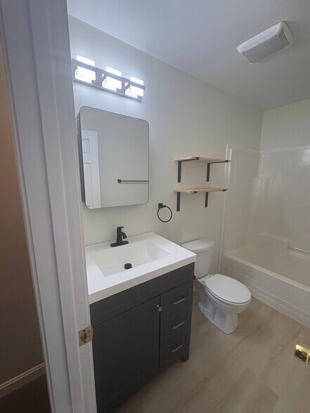 Full Bathroom - 1434 Ohio St