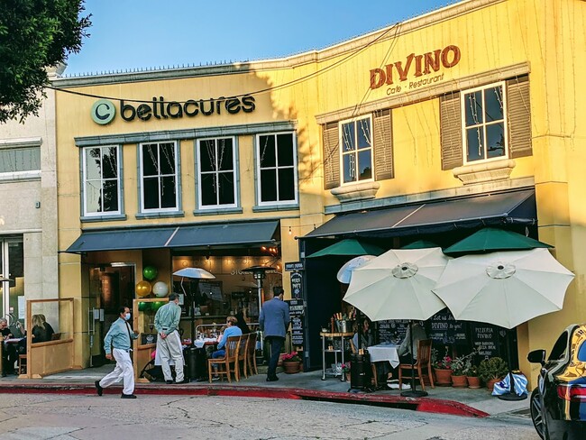 Building Photo - 11645 Montana Ave