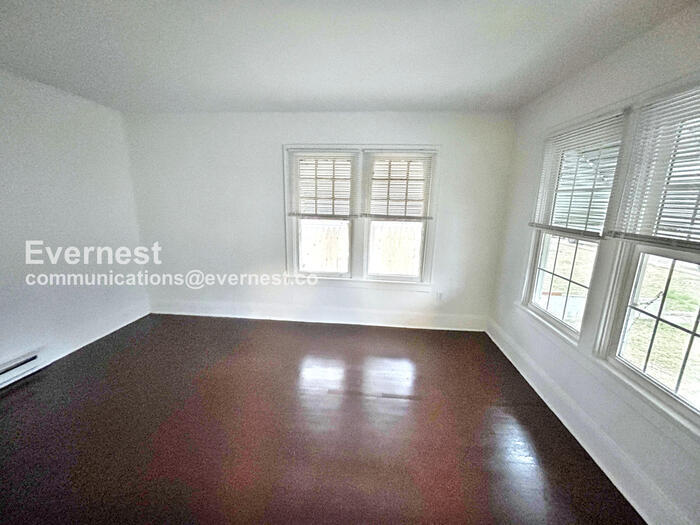 Building Photo - 802 E Broadway