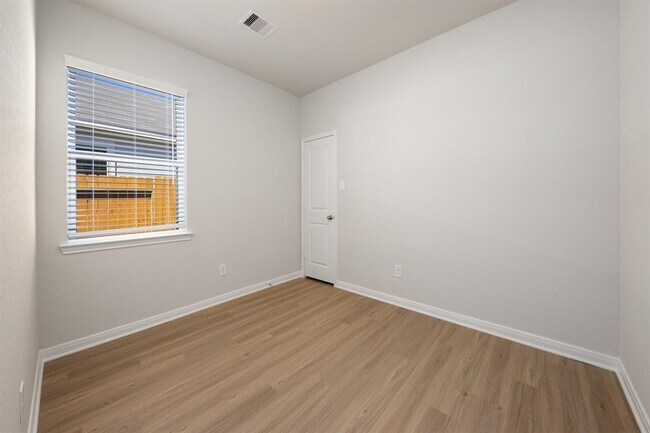Building Photo - 15431 Maple Ter Dr