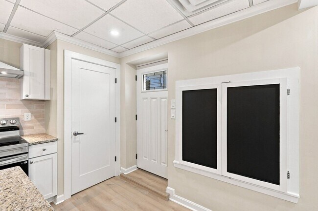 Building Photo - 324 Essex St