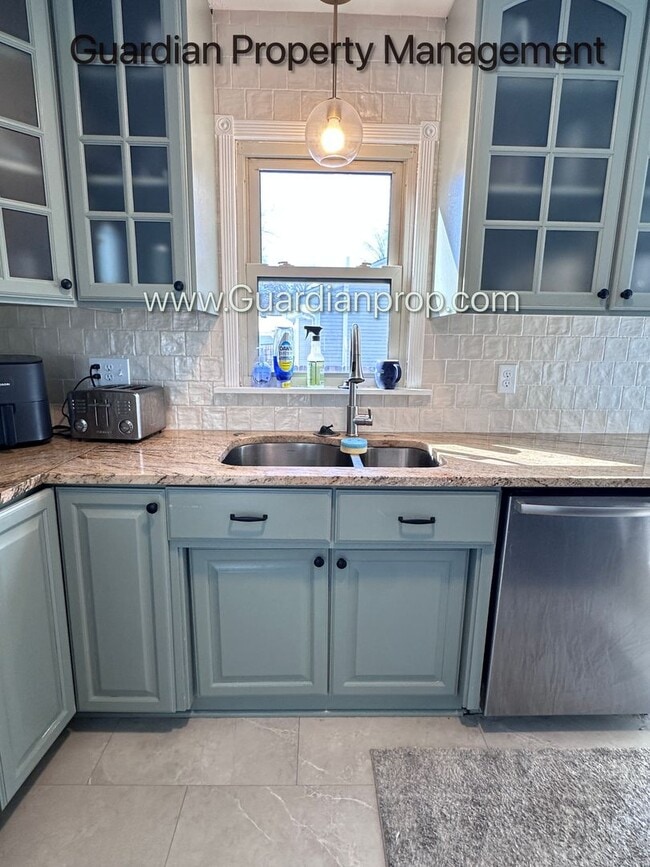 Building Photo - St Louis Park Single Family Home, Large Yard, 1 Car Garage, 3 Season Porch, W/D